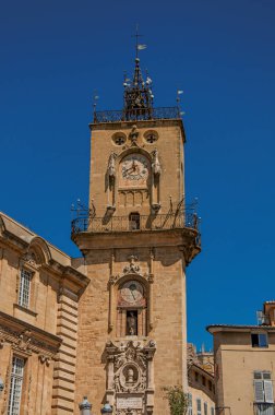 Saat Kulesi en-Provence'da güneşli mavi gökyüzü ile yakın çekim.