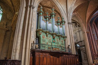 En-Provence'da Gotik sütunlar arasında AIX katedral organ.
