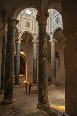 Görünümü sütunları ve AIX Katedrali Provence'da yukarıdan gelen ışık.