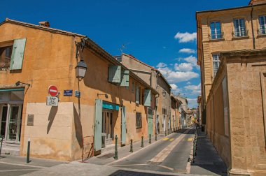 Binalar ve güneşli öğleden sonra Mağazalar Provence'da.