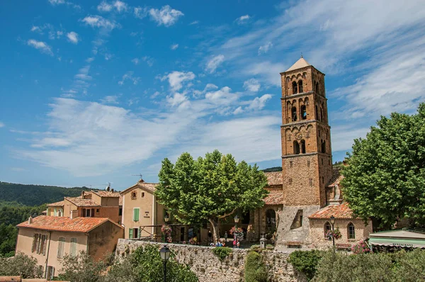 Vista panorámica de casas, iglesia y campanario en el encantador pueblo de Moustiers-Sainte-Marie . — Foto de Stock