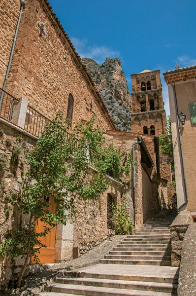 階段、尖塔で、魅力的な村のムスティエ ・ サント ・ マリー、背景の崖と路地のビュー. — ストック写真