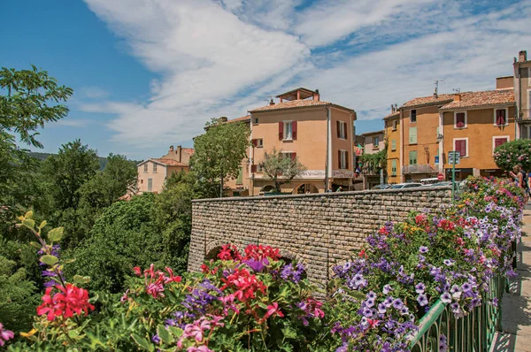 Restaurant avec fleurs et falaises dans le charmant village de Moustiers-Sainte-Marie . — Photo