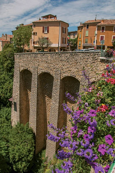 Restaurante con flores y acantilados en el encantador pueblo de Moustiers-Sainte-Marie . — Foto de Stock