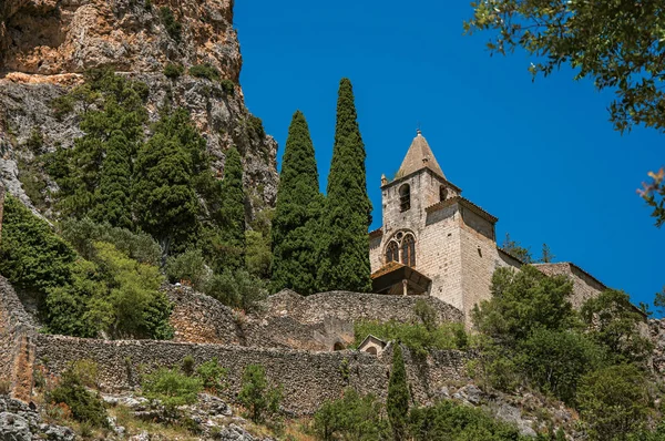 Közeli kép: a Notre-Dame de Beauvoir templom, sziklák és a szikla lépcsőház, szép Moustiers-Sainte-Marie falu feletti. — Stock Fotó
