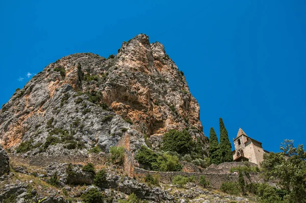 Kilátás nyílik a Notre-Dame de Beauvoir templom, sziklák és a szikla lépcsőház, kecses Moustiers-Sainte-Marie falu feletti. — Stock Fotó