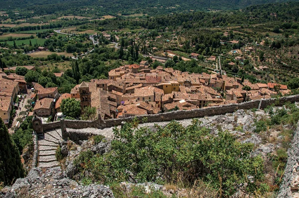 Veduta della scala in pietra, dei tetti e del campanile nell'incantevole villaggio di Moustiers-Sainte-Marie . — Foto Stock