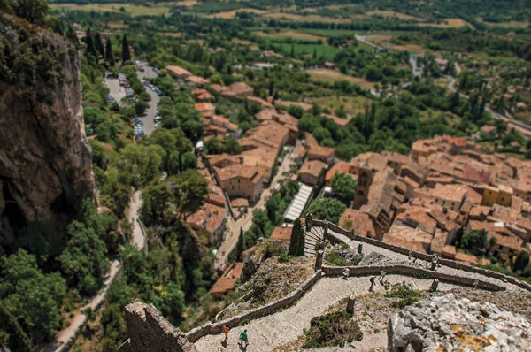 Vista de la escalera de piedra, techos y campanario en el encantador pueblo de Moustiers-Sainte-Marie . —  Fotos de Stock