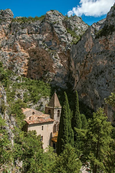 Kilátás az egyház Notre-Dame de Beauvoir közepette a sziklák, fent a bájos falu, Moustiers-Sainte-Marie. — Stock Fotó