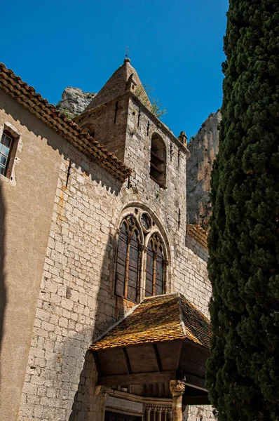 教会ノートルダム ・ ド ・ ボーヴォワール、上、魅力的な村のムスティエ ・ サント ・ マリーの正面観. — ストック写真