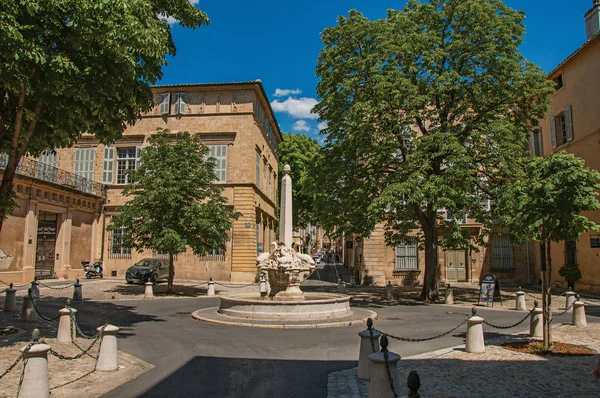 Rue avec bâtiments et fontaine en après-midi ensoleillé à Aix-en-Provence . — Photo