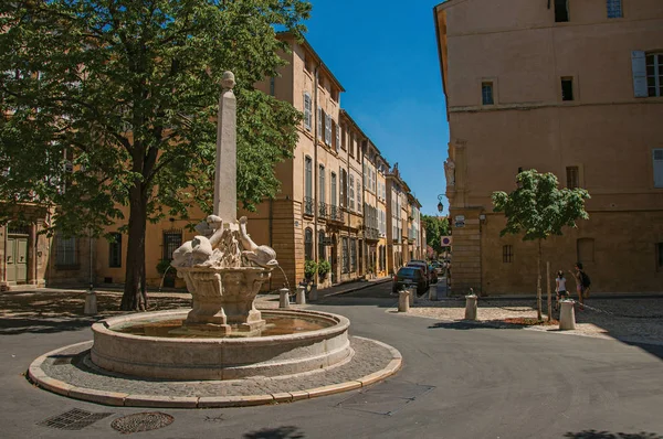 Calle con edificios y fuente en la tarde soleada en Aix-en-Provence . —  Fotos de Stock