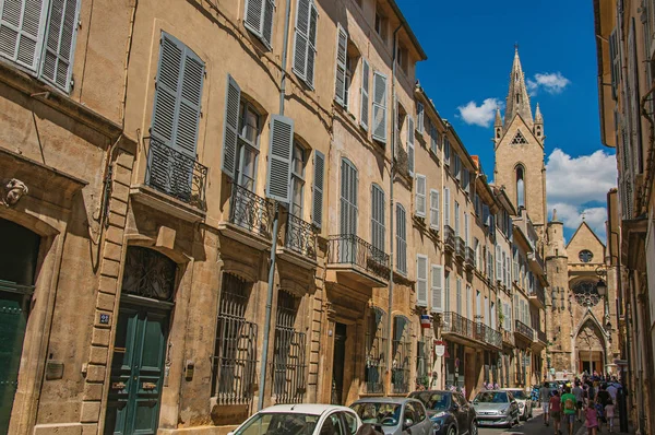 Binalar ve Saint Jean de Malte Church Provence'da.