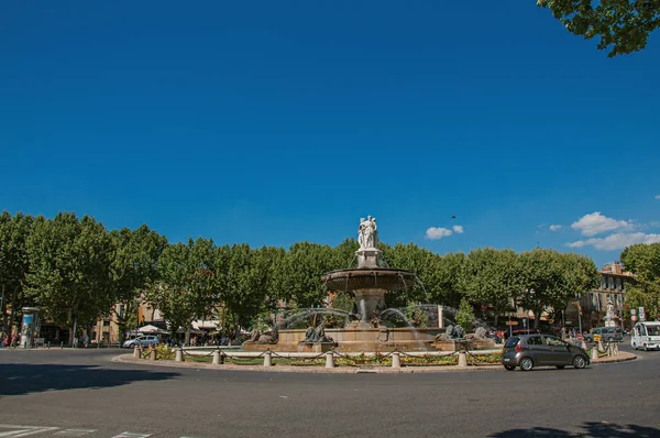 Vue panoramique sur rond-point, fontaine et voitures à Aix-en-Provence . — Photo