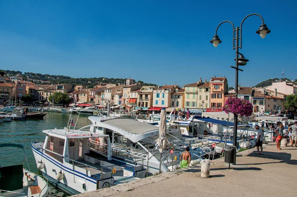 Vista de barcos y yates amarrados en el centro de la ciudad de Cassis . — Foto de Stock