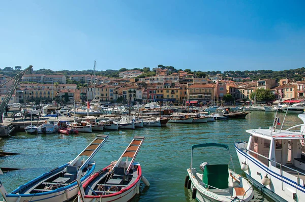 Tekneler ve yatlar görünümünü şehir merkezi Cassis içinde demirleyen.