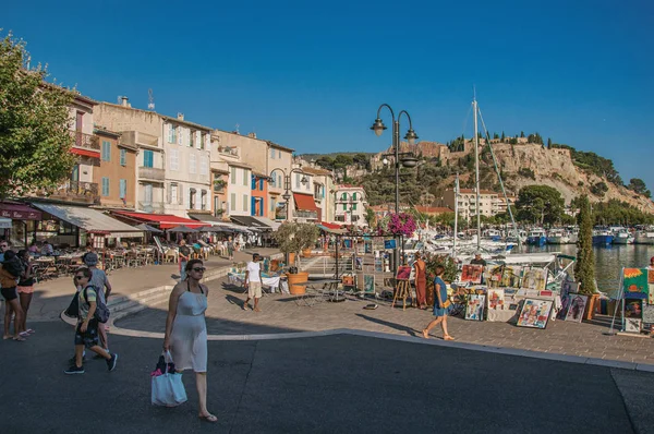 Vista de barcos, yates y personas en el centro de la ciudad de Cassis . —  Fotos de Stock