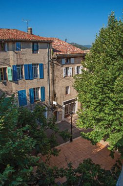 Rians Köyü tarihi merkezinde bir meydanda evlerin görünümü.