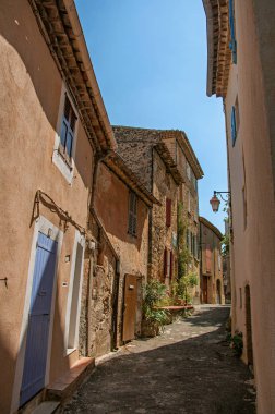 Sokakta sessiz Sillans-la-Cascade, güneşli mavi gökyüzü ile binaların görünümü.