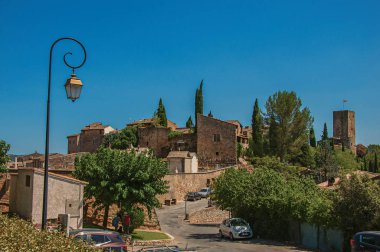 Panoramik manzaralı bir tepenin üstüne güzel hamlet Les Arcs-sur-Argens.