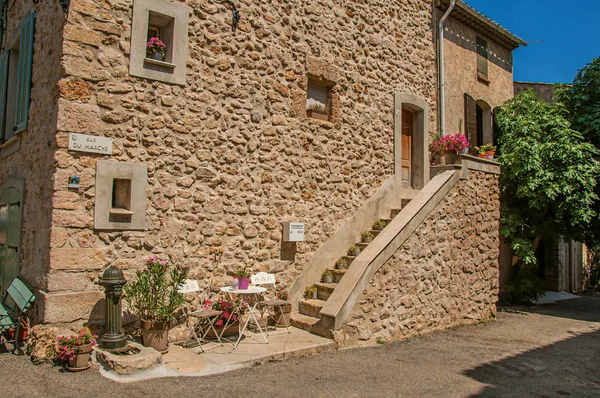 Blick auf Gebäude in einer Gasse mit sonnigem blauem Himmel, an der ruhigen Sillans-la-Kaskade. — Stockfoto