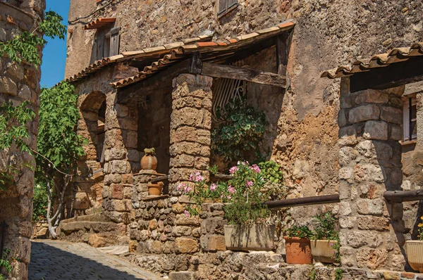 View of old stone houses in alley under blue sky, at the gorgeous medieval hamlet of Les Arcs-sur-Argens. — Stock Photo, Image