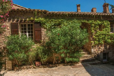 Taş evin Cephesi dar bir sokakta, Les Arcs-sur-Argens, kahkaha ile yakın çekim.
