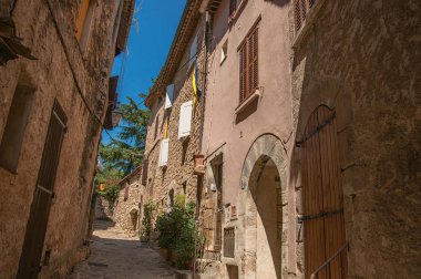 Les Arcs-sur-Argens, dar bir sokakta taş evlerin görünümü.