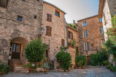 Görünüm eski taş altında gölge, Les Arcs-sur-Argens, sokakta evler.
