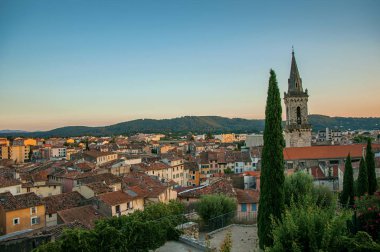 Draguignan Saat Kulesi tepeden gün batımında görüntülemek.