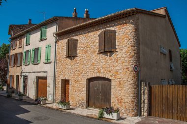 Sabah güneşin Figanires, evlerin sokak görünümü.