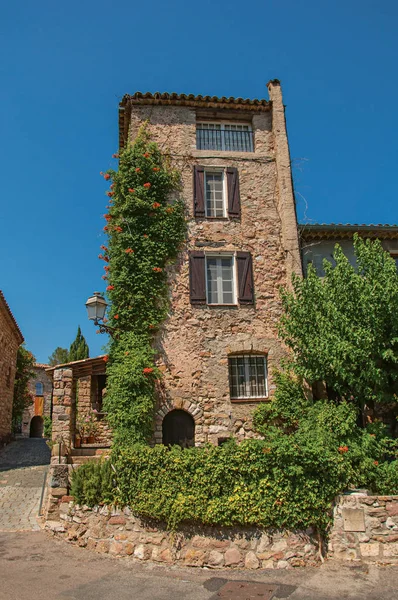 Visa hus gamla sten i gränden under blå himmel, på den vackra medeltida byn av Les Arcs-sur-Argens. — Stockfoto