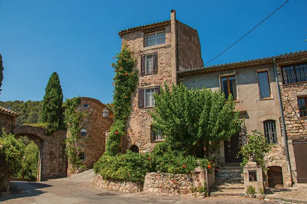 Visa hus gamla sten i gränden under blå himmel, på den vackra medeltida byn av Les Arcs-sur-Argens. — Stockfoto