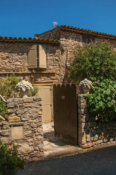 Primer plano de la antigua casa de piedra con puerta de madera, en Arcs-sur-Argens . — Foto de Stock