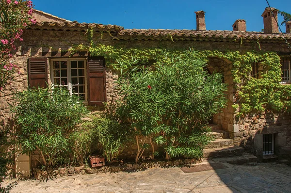 Närbild av stenhus fasad med Vinda i en gränd, på Les Arcs-sur-Argens. — Stockfoto