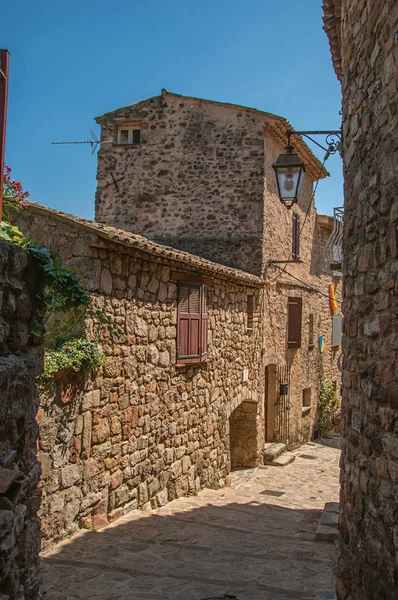 Nézd, kő házak egy szűk sikátorba, kék ég, Les Arcs-sur-Argens. — Stock Fotó