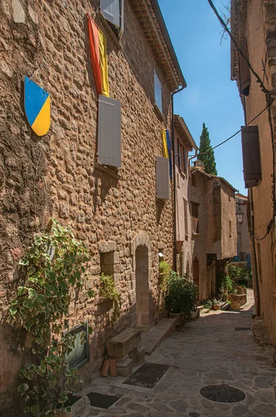 View of stone houses in a narrow alley under blue sky, at Les Arcs-sur-Argens. — Stock Photo, Image