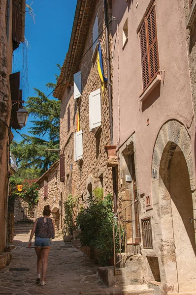 Casas de piedra y mujer en un callejón, en Les Arcs-sur-Argens . — Foto de Stock