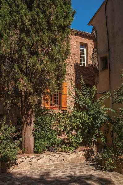 Vista de casas de piedra en un callejón estrecho, en Les Arcs-sur-Argens . — Foto de Stock