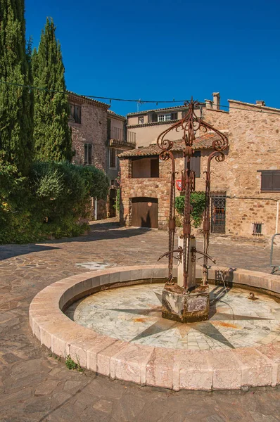 Nézd, kő házak a tér alatt kék ég, Les Arcs-sur-Argens. — Stock Fotó