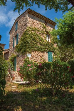 Ev ve Chteaudouble ağaçlarda sokak görünümü.