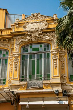 Şehir Merkezi Grasse bir binada tüm süslü penceresinin yakın çekim.