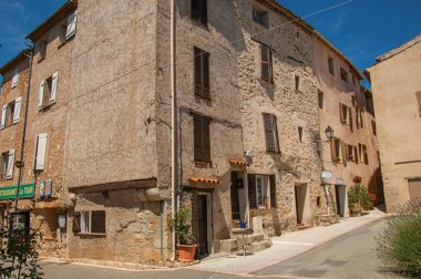 Binalar ve Chteaudouble mağazalar ile sokağın köşesinde.