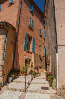 Chteaudouble dar sokakta yükselen merdiven.