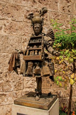 Şehir Merkezi Grasse parfüm satıcı bronz heykeli göster.