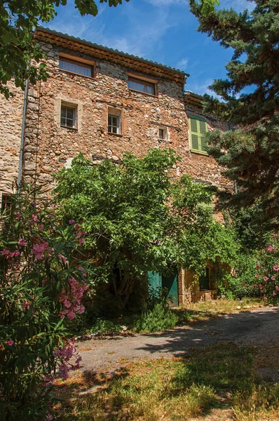 Gasse mit Haus und Blumen in chteaudouble. — Stockfoto