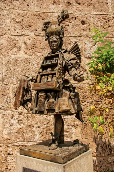 Şehir Merkezi Grasse parfüm satıcı bronz heykeli göster.