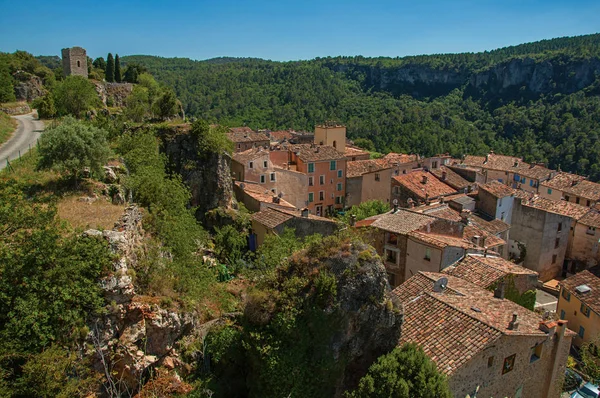Vista panorámica de la torre en la cima de la colina con el pueblo de Chteaudouble debajo . — Foto de Stock