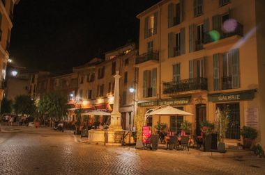 Vence Köyü mağazalar ile sokak gece görünümü.