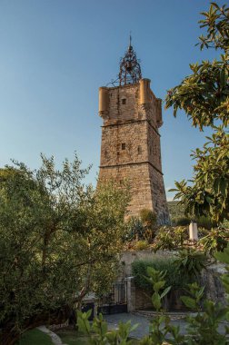 Draguignan bitki örtüsü ile tepenin üstüne taştan yapılan Saat Kulesi görünümünü.